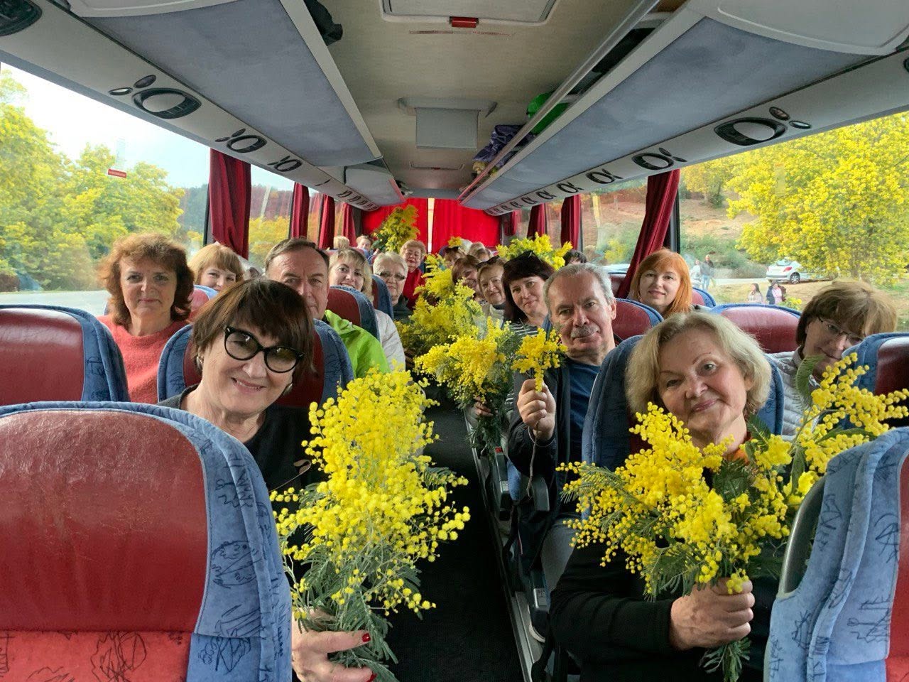 Мандрівниця на узбережжі під час туристичної подорожі